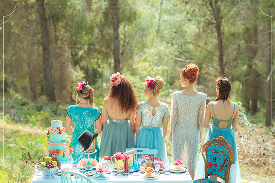 שמלות פסטליות ופייאטים של שיר קולטון.