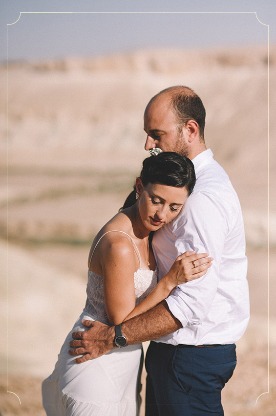 חיבוק אינטימי רגע לפני שמתחיל האירוע. צילום: בן קלמר.