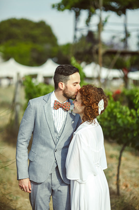 רגע מתוק בין בני הזוג, כפי שנלכד דרך עדשתו של Mark4wedding