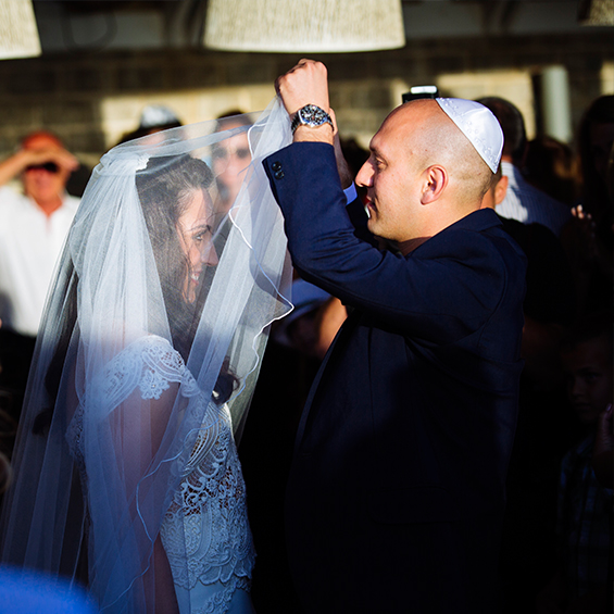 הרגע המרגש בחופה, כשההינומה מכסה את פניה של שירה