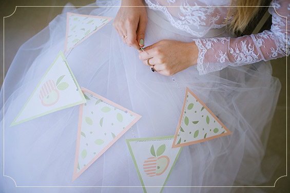 באנר דגלונים ושמלה של WHITE + LACE