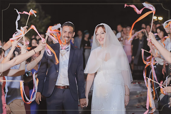 האורחים מנופפים בצהלולים בשביל לחופה