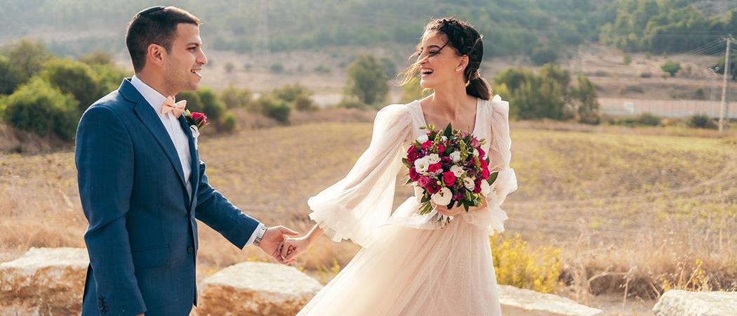קו ראשון למים, על רקע השקיעה: החתונה של רזיאל ושיר