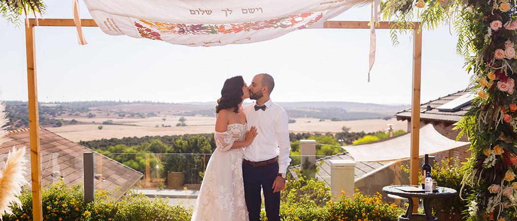 עם 40 איש וסטייל אקלקטי: חתונת החצר המקסימה של נופר ואבנר
