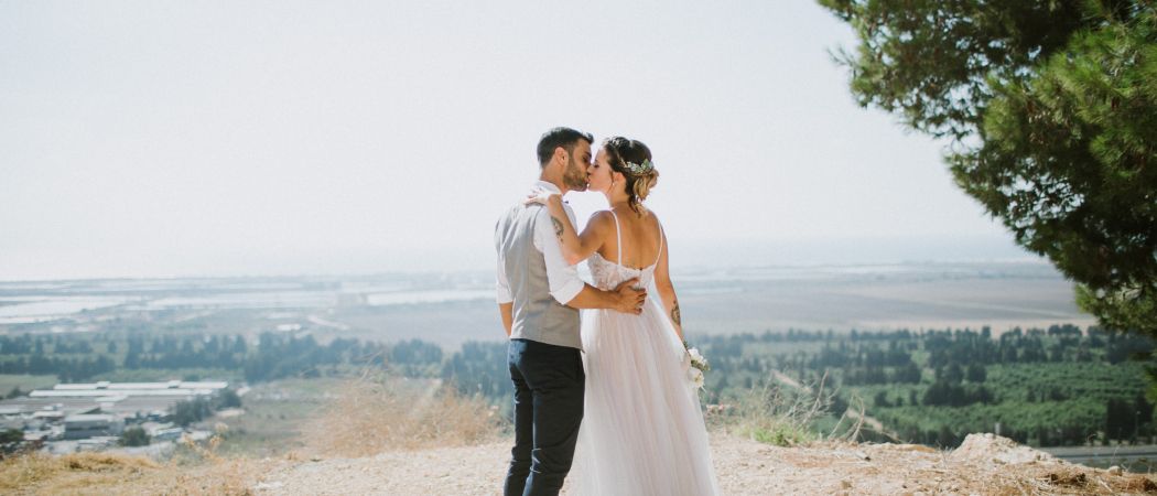 החתונה המקסימה של הזוג שגרם לנו להאמין מחדש בקומדיות רומנטיות