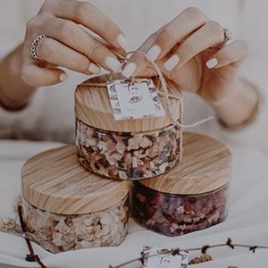 DIY לט&quot;ו בשבט: כך תכינו בעצמכן מתנות מפנקות וחורפיות לאורחים