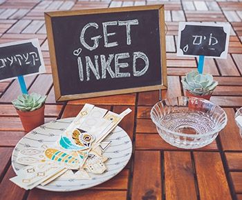 עשינו זאת בעצמנו: עמדת קעקועים הורסת לחתונה