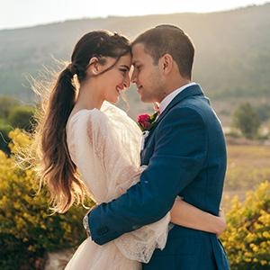 קו ראשון למים, על רקע השקיעה: החתונה של רזיאל ושיר