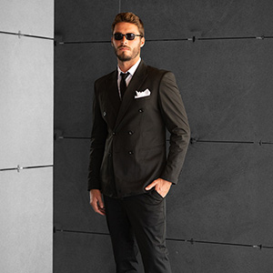 Style Meets Comfort: בגדי החתן של קנדיד