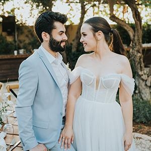 רכות אלגנטית בוורוד ולבן: החתונה של שני ואידור