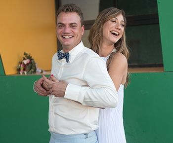 בנעלי טורקיז וז&#039;קט ג&#039;ינס: החתונה הקולית של רוני וערן