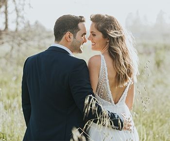סניקרס מנצנצות ועיצוב בקונספט יער: חתונת חורף מהממת במיוחד