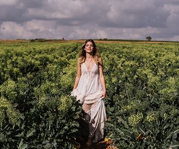 איפה תוכלו למצוא שדות פורחים לצילומי הזוגיות? כל הדיטיילז כאן